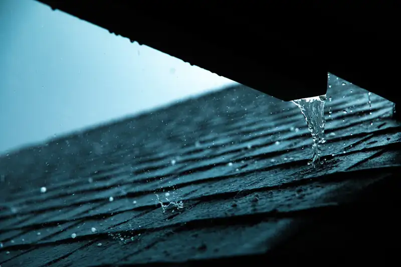 Seamless gutter along a roof edge